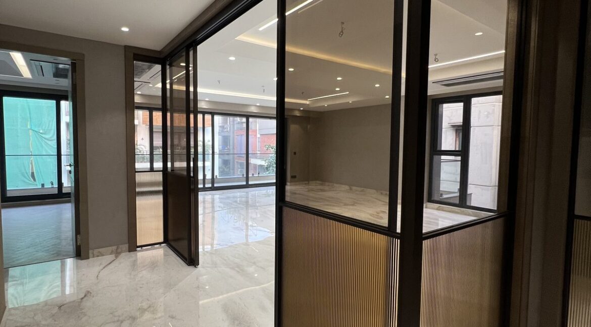 Metro Buildtech Reeded Glass Partition Corner