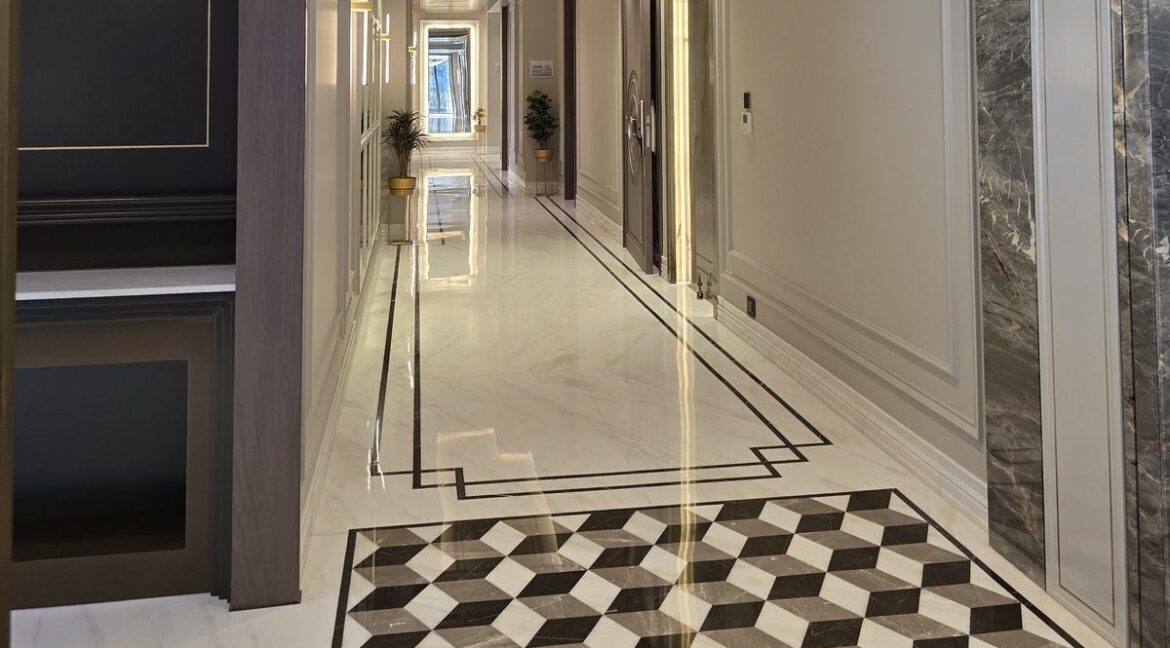 Corner duplex in GK-1 – entrance hall with marble inlay