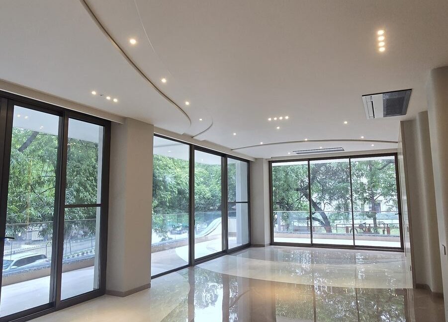 Corner duplex in Panchsheel Park – living room with corner glazing