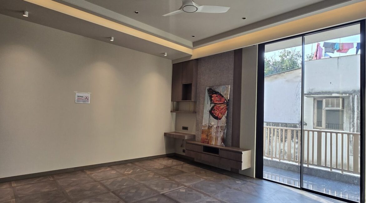 Ekum Homes Bedroom With Parquet And Artwork