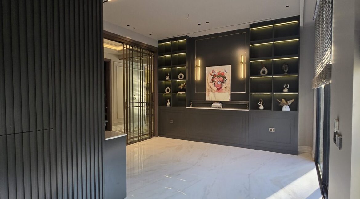 Ekum Homes Lounge With Black Fluted Column
