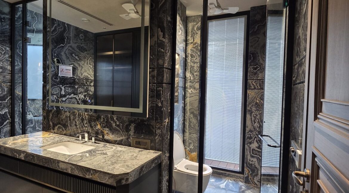 Ekum Homes Master Bathroom In Exotic Marble