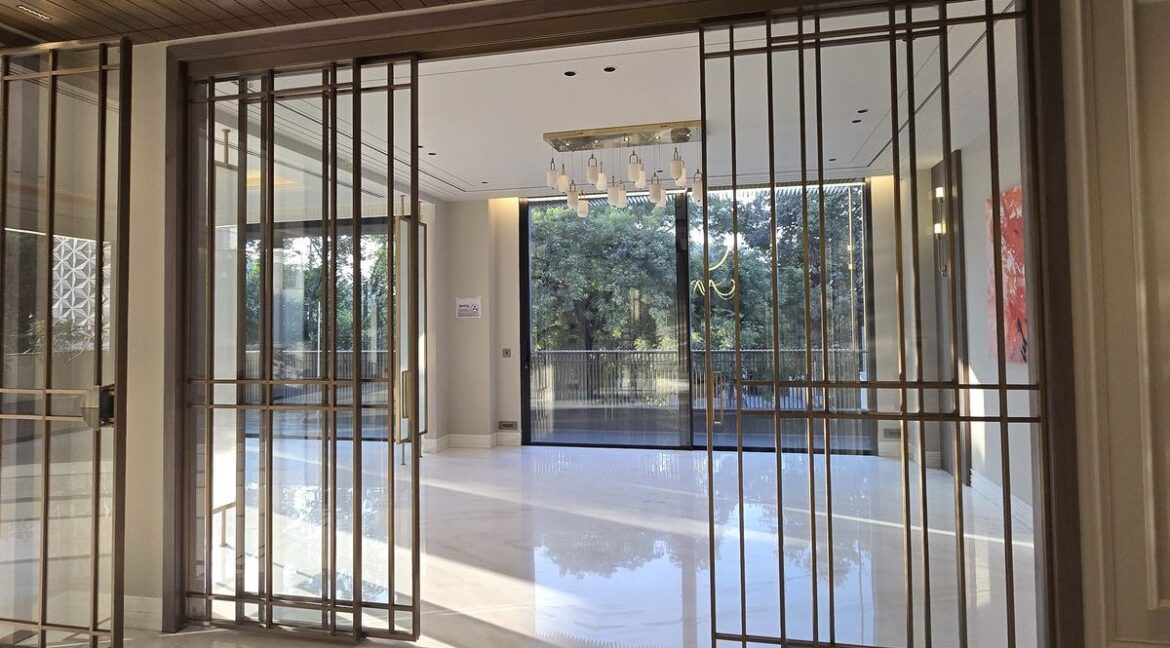 Park-facing floor in GK-1 – bronze-grid entrance