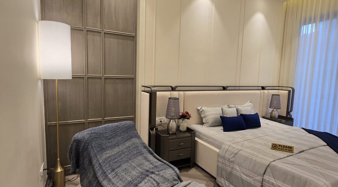 Windchimes Construction Guest Bedroom Chaise Lounge - Rajesh Kumar