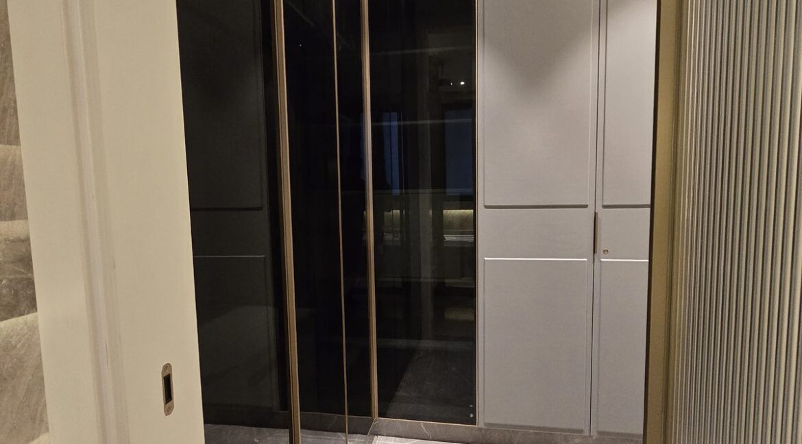 Windchimes Construction Walk In Wardrobe Tinted Glass - Builder